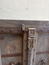 Heel stoer landelijk oud vergrijsd houten 2 deurs kastje kast dressoir commode H97 x B74 x D38 cm halkastje nachtkastje