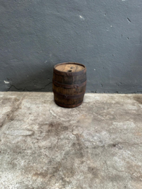 Nostalgisch klein oud houten wijnvat tafeltje krukje bijzettafel decoratie ton tonnetje