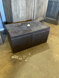 Oude metalen ijzeren koffer suitecase industrieel landelijk kist vintage retro