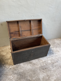 Grote oude zwart zwarte houten kist dekenkist salontafel bijzettafel sidetable wandmeubel stoer landelijk industrieel vintage metalen studs 78 x 38 X H47 cm