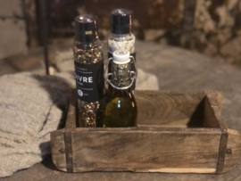 Kruidensetje in houten steenmal olijfolie zout & peper in bakje schaal