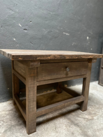vergrijsd oud houten bijzettafeltje ladekastje ladekastjes kastjes tafel tafeltje halkastje landelijk bijzettafel bijzettafeltje