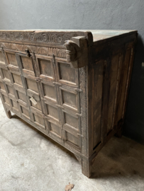 Prachtige damchiya kist oude doorleefd houten kast dressoir sidetable vergrijsd bruin landelijk stoer dressoir boerenkast deurtje aura Peeperkorn
