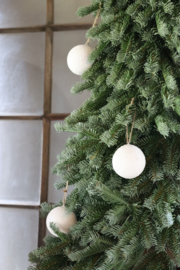 Stoere witte kerstballen kerstbal sneeuwbal aan jute koordje Odette Leeff wit 7 cm white white Christmas