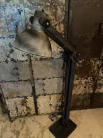 Stoere grijs zwarte vloerlamp houten kniearm voet metalen kap industrieel landelijk stoer vintage