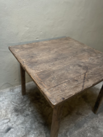 Unieke oude doorleefd vergrijsd houten tafel eettafel bijzettafel restaurant bistro werkbank kookeiland keukeneiland landelijk stoer industrieel 90 x 88 x H78 cm