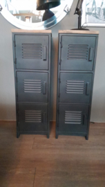 Stoere zwarte metalen locker lockerkast kast schoenenrek schoenenkast vakkenkast kluisjes kluisje kastje met houten top bovenkant blad 3 deurtjes metaal landelijk vintage urban industrieel landelijk stoer