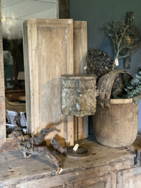 Oude vergrijsd houten luiken kozijn naturel hout stalraam landelijk venster landelijke stijl brocant vintage doorleefd sleets  oud hout