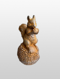 Gietijzeren eekhoorn op noot kastanje landelijk brocant roest gietijzer beeld beeldje eekhoorntje tuinornament bos