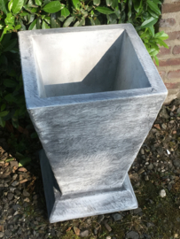 Strakke betonnen vaas tuinvaas klein bloembak bloempot beton grijs landelijk strak modern eenvoudige rechte bak
