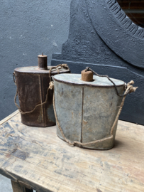 Oude metalen veldfles veldkan bottle fles groot industrieel brocant vintage urban oud decoratie landelijk stoer