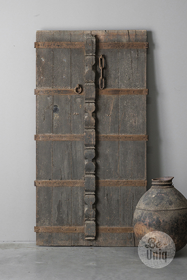 Vergrijsd doorleefd oude houten deur poort paneel wandpaneel wanddecoratie landelijk stoer vintage decoratie renovatie