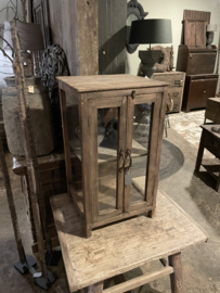 Klein oud doorleefd vergrijsd houten vitrinekastje kastje wandkastje opzet landelijk stoer