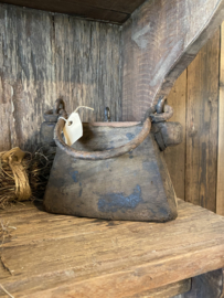 Oude houten oliepot doorleefd vergrijsd hout oliepotje pot potje aan grof jute touw landelijk stoer