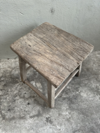 Oude vergrijsd doorleefd houten bijzettafel kruk elmwood nr 1 landelijk stoer krukje salontafel tafeltje grof robuust nerf