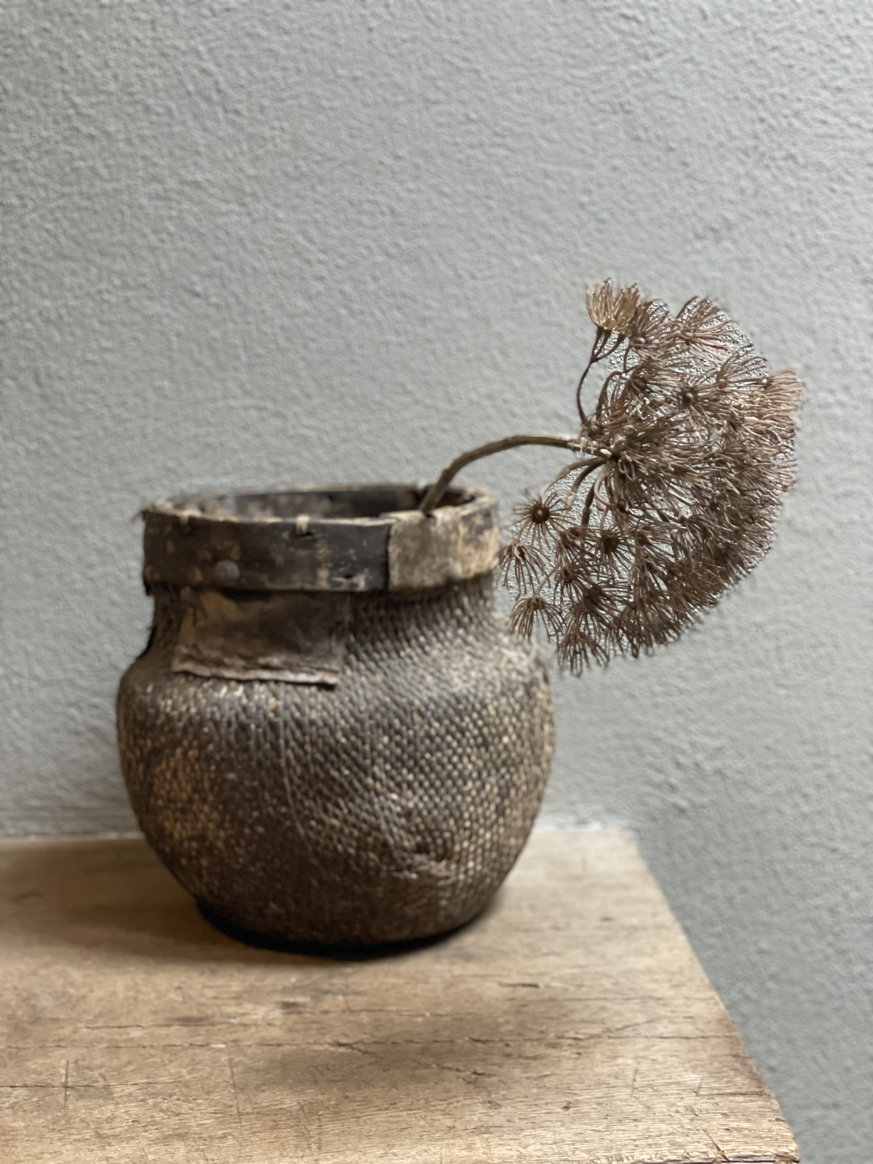 Hele stoere oude doorleefde mand Chinese plukmand rijstmand vaas kruik pot bloempot ompot landelijk vintage