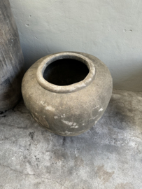 Grote massief betonnen vaas kruik beton grijs groot large L XL mega pot bloempot vaas bak landelijk stoer robuust