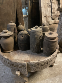 Stoer oude vergrijsd houten tafel salontafel bijzettafel ghatti grinder 70 cm kandelaar maalteen schaal rond landelijk Ibiza vintage india