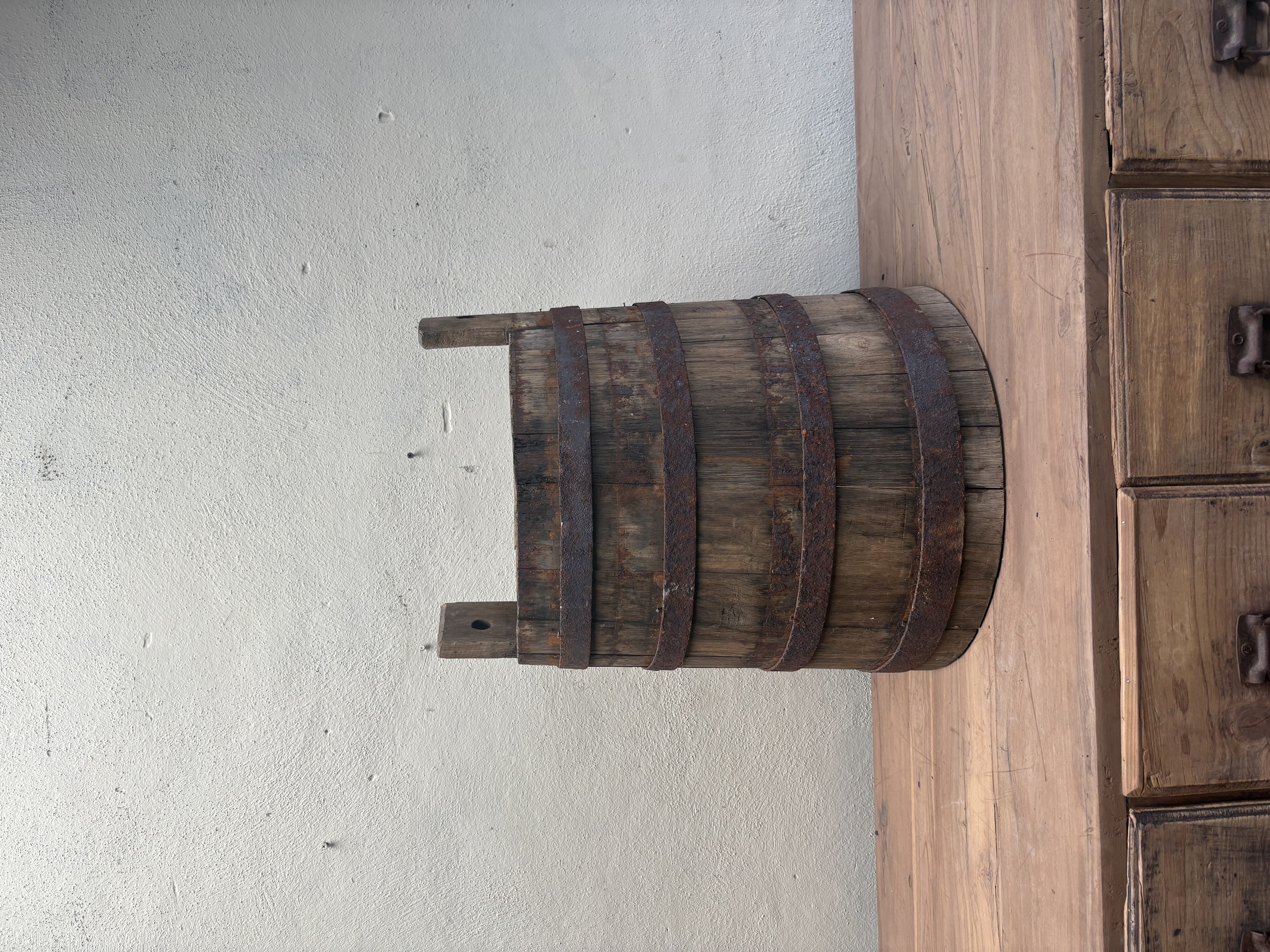 Oude vergrijsd houten emmer emmers vat Ton bak schaal olijfbak landelijk stoer nr 54