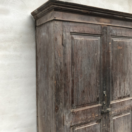 Prachtige grote oude antieke vergrijsd houten dichte kast 2deurs linnenkast landelijk sober industrieel stoer oud hout houten