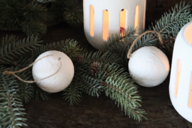 Stoere witte kerstballen kerstbal sneeuwbal aan jute koordje Odette Leeff wit 7 cm white white Christmas