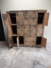 Hele gave grote unieke oude houten kast 151  x 65 x H169  cm Roomdivider kamerscherm grutterskast vakkenkast winkelkast sorteerkast postkast schoenenrek tafel salontafel  stoer landelijk industrieel vintage grijs bruin schoenenkast sorteer kast