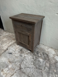 Oud vergrijsd houten kastje nachtkastje nachtkastjes hout ladekastje ladekastjes kastjes tafel tafeltje halkastje landelijk bijzettafel bijzettafeltje