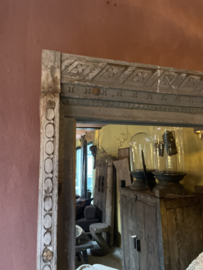 Prachtige grote oude vergrijsd houten spiegel  tuinspiegel halspiegel passpiegel robuust oosters houtsnijwerk imposant  eye-catcher grof landelijk urban stoer industrieel