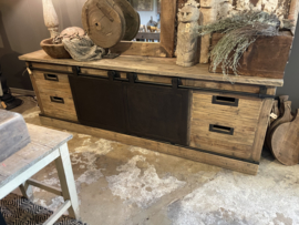 Stoer industrieel landelijk televisiemeubel televisiekast kast dressoir schuifdeuren lades schuifdeurtjes sidetable sideboard metaal hout vergrijsd