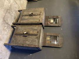 Stoere oude vergrijsd doorleefd houten truckwood kast kastje klos aura Peeperkorn hal klosje dressoir houten oud hout commode landelijk stoer robuust 2 deurtjes aura Peeperkorn klos klosje