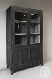 Stoere grote oude houten zwarte vitrinekast glaskast keukenkast servieskast landelijk vintage 215 x 121 x 54 cm