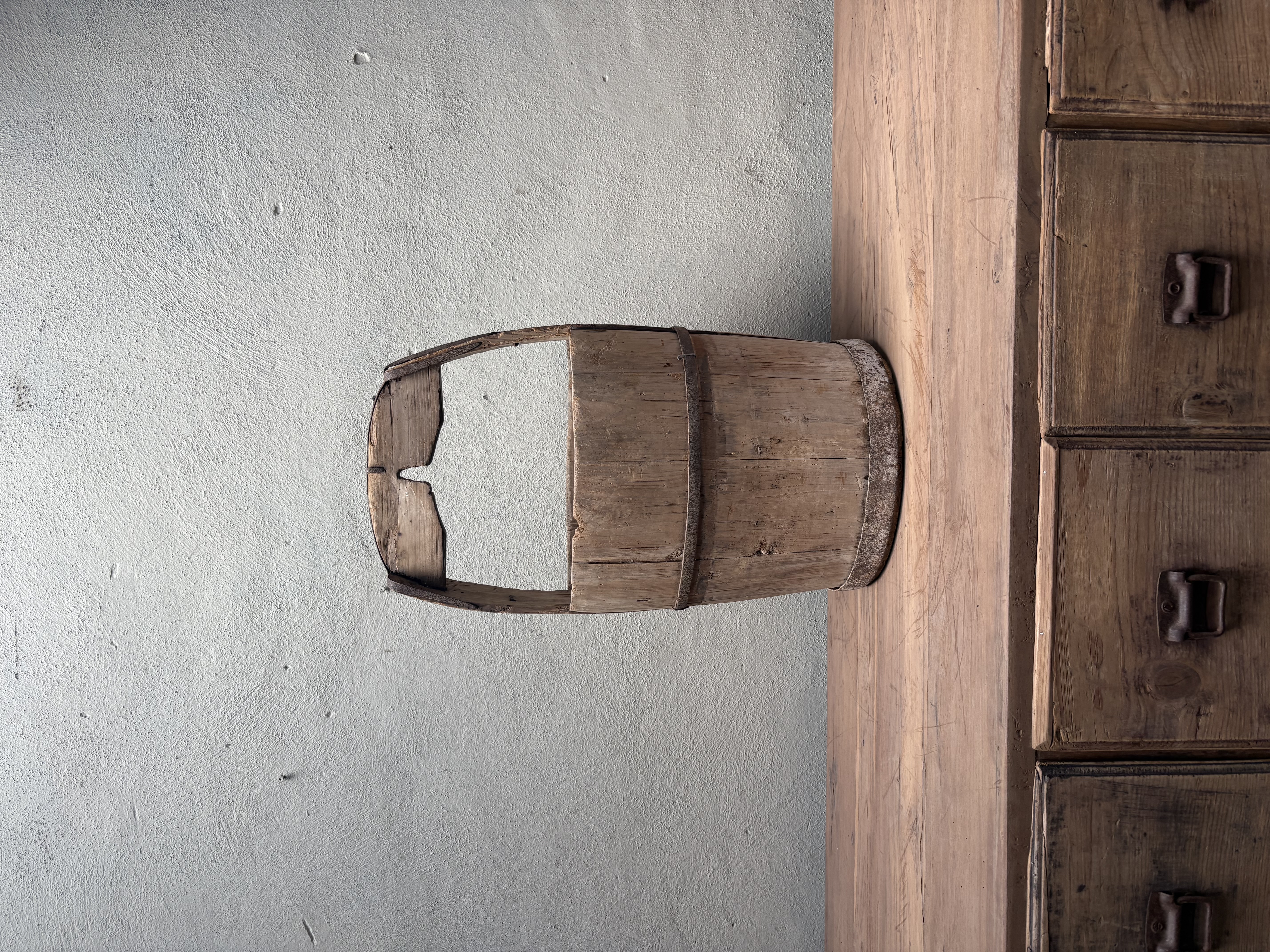 Oude vergrijsd houten emmer emmers vat Ton bak schaal olijfbak landelijk stoer nr 50