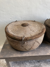 Prachtige 🤩 grote orginele oude vergrijsde rieten mand doorsnede 65 cm dessert basket met deksel landelijk stoer sober vintage uniek desert