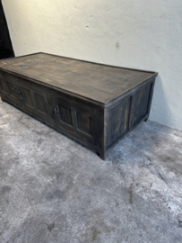 Stoere oude vergrijsd houten salontafel kast  dekenkist salontafel tafel bijzettafel tafeltje met oud metalen beslag industrieel sober landelijk  metaal industrieel vintage