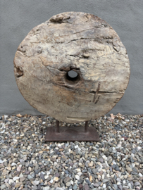 Groot oud vergrijsd doorleefd houten wiel grinder rond ornament spoel katrol landelijk stoer industrieel urban
