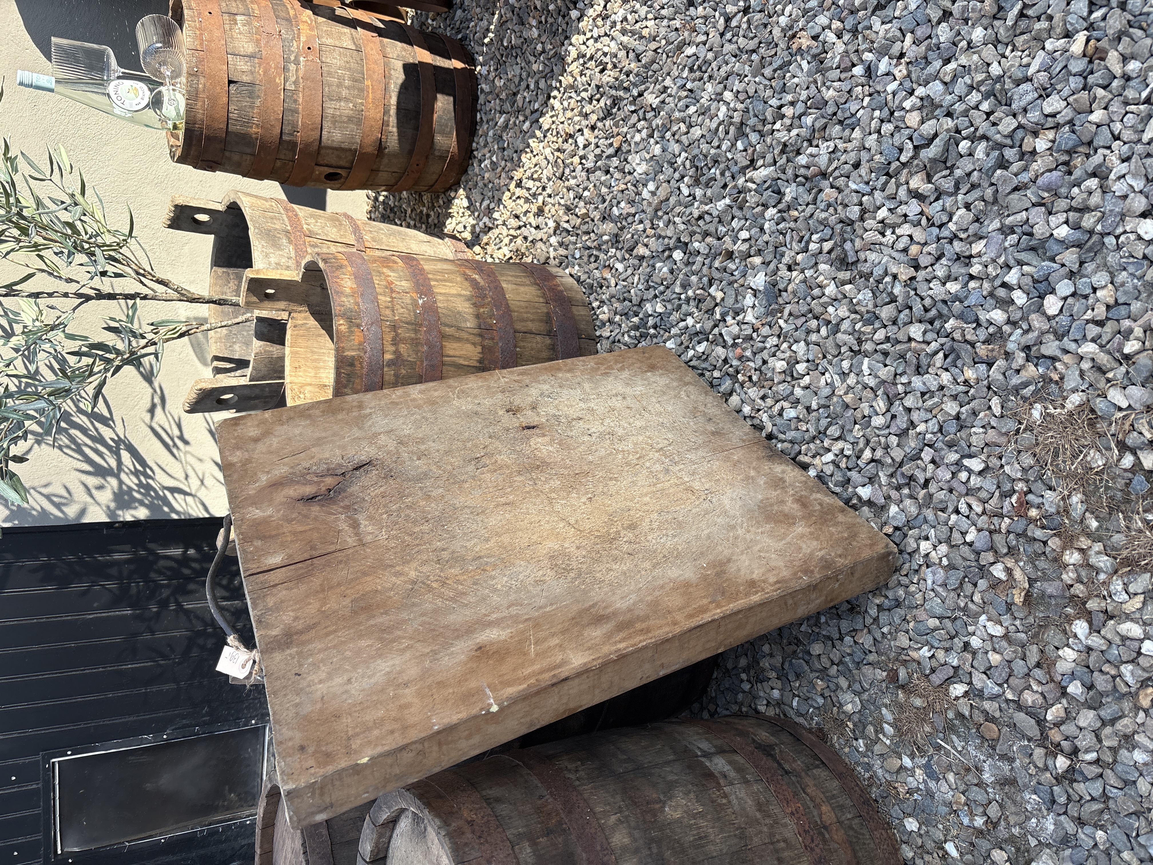 Hele gave stoere grote oude vergrijsd doorleefd houten snijplank hakblok