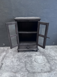 Prachtig oud vergrijsd doorleefd houten kastje vitrine vitrinekastje glaskastje landelijk stoer sober