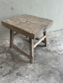 Oude vergrijsd doorleefd houten bijzettafel kruk elmwood nr 2 landelijk stoer krukje salontafel tafeltje grof robuust nerf