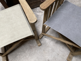 Stoere schommelstoel stoel fauteuil beige klapstoeltje landelijk grijs lichtgrijs grey houten frame linnen stoffen zitting