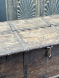 Stoere oude vergrijsd houten kist met metalen details beslag klepkist kistje landelijk stoer industrieel