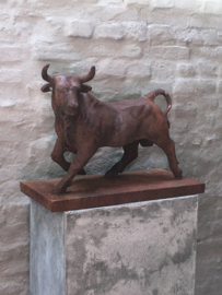 imposant gietijzeren beeld stier bull tuinbeeld of voor binnen ornament tuinornament  roest