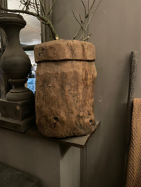 Grote robuuste oude doorleefd houten pot vaas kruik landelijk stoer robuust