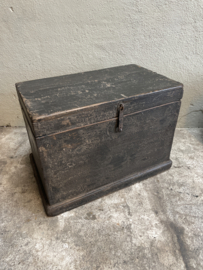 Oude vergrijsde grijs zwart houten kist dekenkist bijzettafel salontafel kistje landelijk stoer sober industrieel vintage