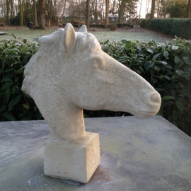 Groot massief Betonnen paardekop paardenhoofd paardenkop paard beton beige naturel horse steen tuinbeeld