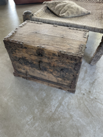 Stoere oude vergrijsd houten kist dekenkist salontafel tafel bijzettafel tafeltje met oud metalen beslag industrieel sober landelijk naturel vintage kist kistje metaal roestbruin industrieel vintage