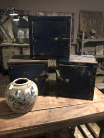 Oude metalen locker kluisje kastje wandkastje blauw industrieel stoer landelijk vintage