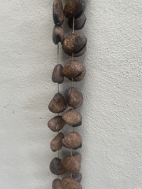 Leuke decoratie ketting slinger van noten aan jute touw 90 cm