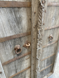 Stoere vergrijsd houten oude deur poort Luik op voet  standaard staand scherm kamerscherm Roomdivider  landelijk stoer industrieel urban zwart grijs met roestbruin metalen details beslag