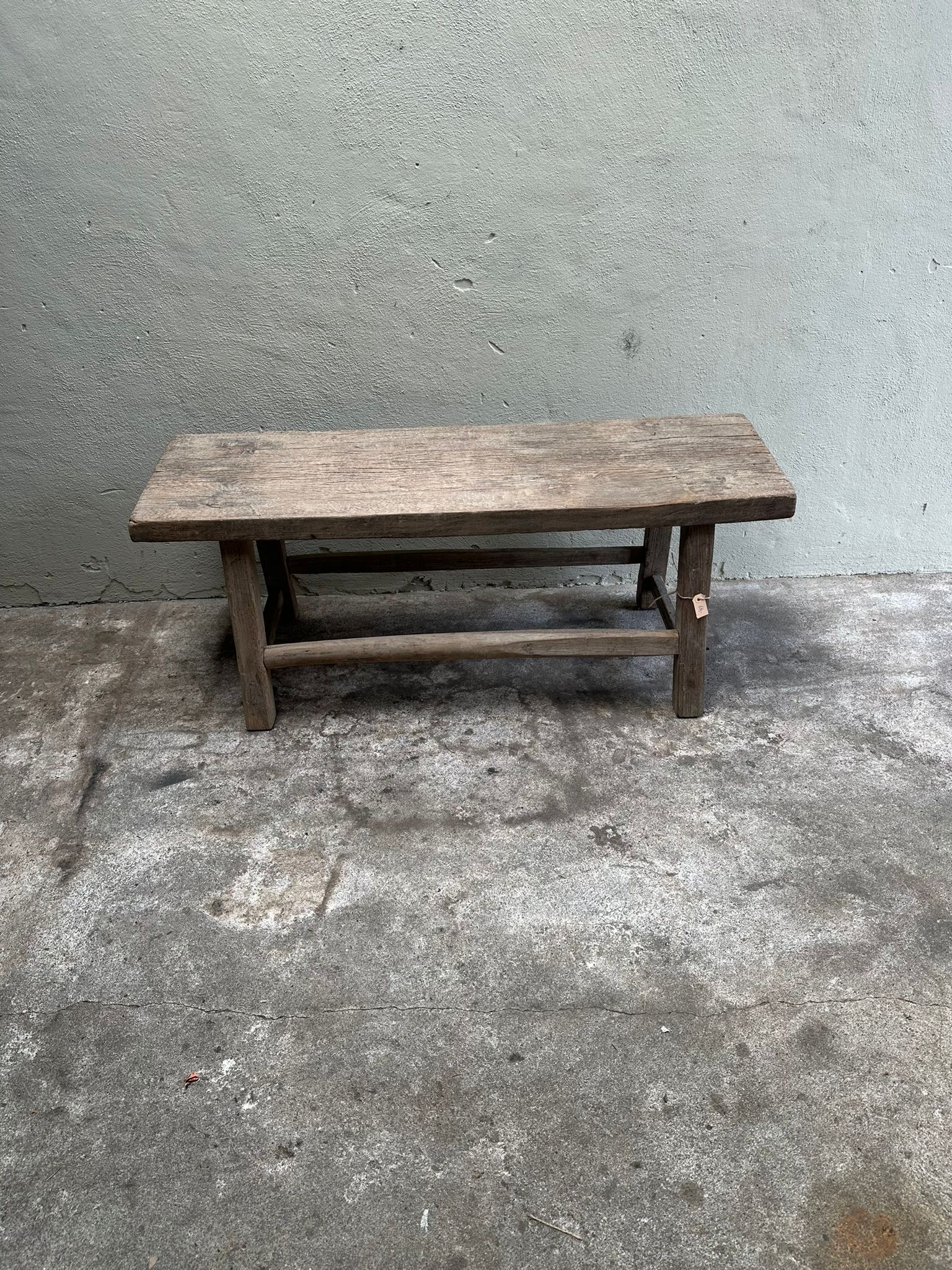 Prachtige organische oude vergrijsd houten bank bankje salontafel lounge tafel landelijk stoer sober 130 x 37 x H50 cm