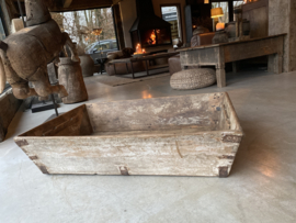 Mega grote oude houten meelbak trog voederbak voedertrog mangelbak hondenmand met oud beslag handvaten bak schaal landelijk industrieel vintage oud hout